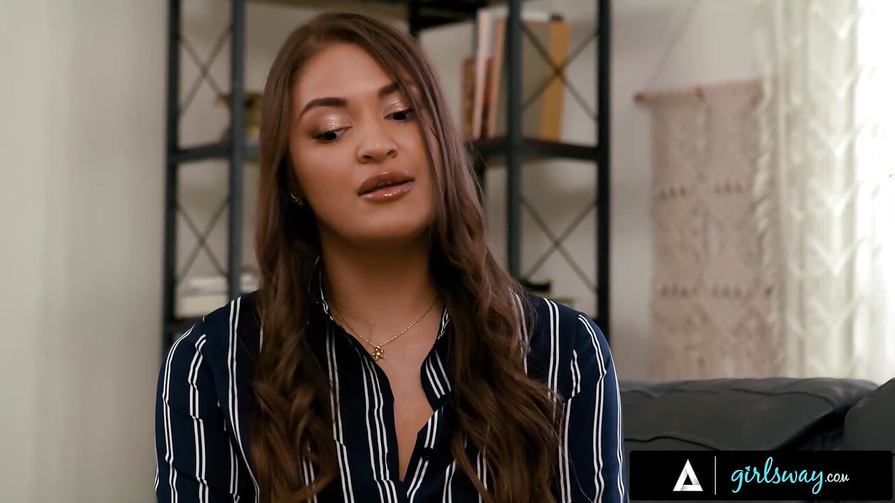 Girlsway - pazarlamacı Lilly Bell ev hanımı Gizelle Blanco'yı şehvetli jartiyer çanta denemesiyle baştan çıkarıyor