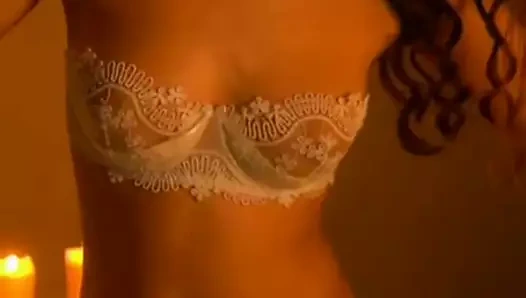 Sıcak bayan göz alıcı vücudunu gösteriyor