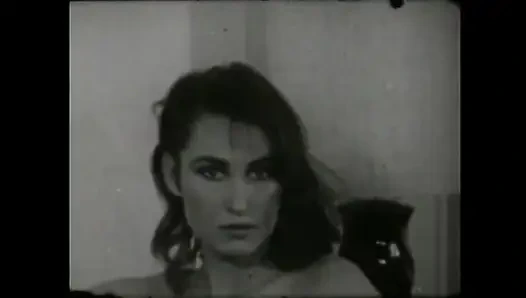 Epik memeli seksi sürtükler striptiz yapıyor