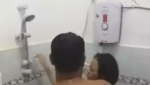 Lungkondoi Asyalı çift banyoda