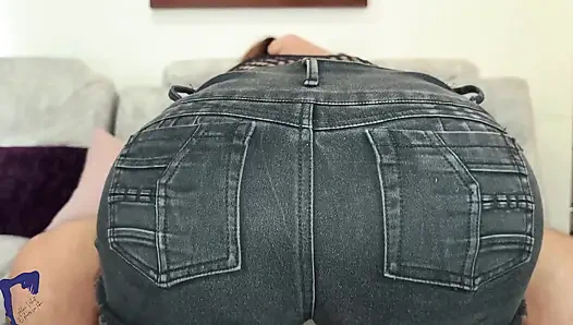 Kanepede, ateşli latin orta yaşlı seksi kadın iç çamaşırlı sert biniyor ve derin döllemeyle bitiyor