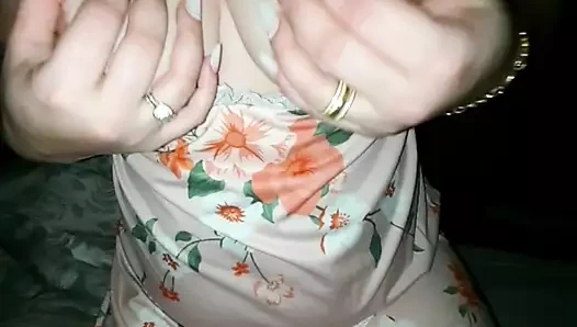 Büyük memeli üvey anne üvey oğlunun yarağıyla sakso çekiyor