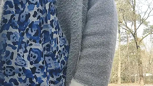 Dışarıda sigaranın tadını çıkarıyor