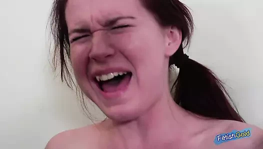 İki azgın hatun birbirini memnun ediyor ve büyük memeli orta yaşlı seksi kadın onlara katılıyor