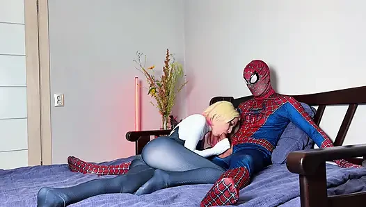 Gwen Stacy örümcek adamın yarağına biniyor
