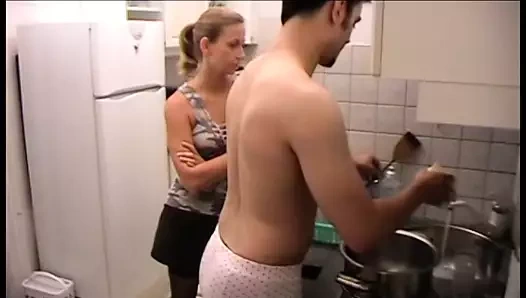 Melady temizlikçi kölesine öğretiyor