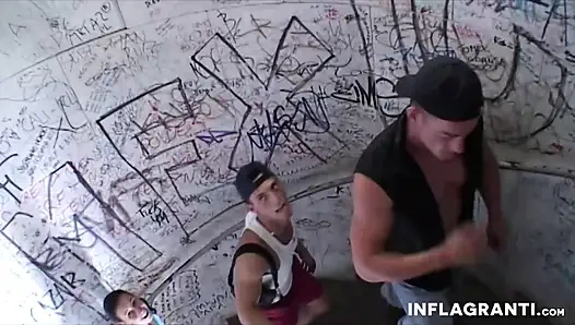 Azgın kızlar halka açık grup sekste sikiliyor