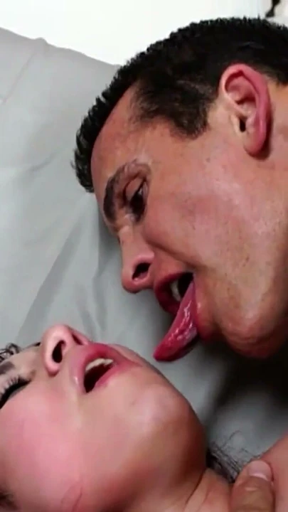 Jenna Mynx oral sırasında ağzının açık tutulmasını seviyor | Bölüm 3
