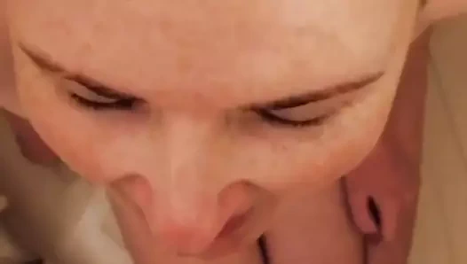 Başka bir adam ağzına işemek