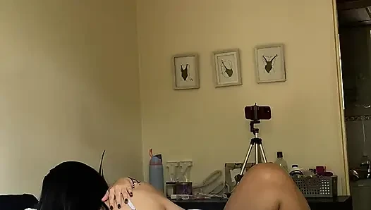 Konuşmaya başladık ve sonunda yatakta öpüşerek bitirdik