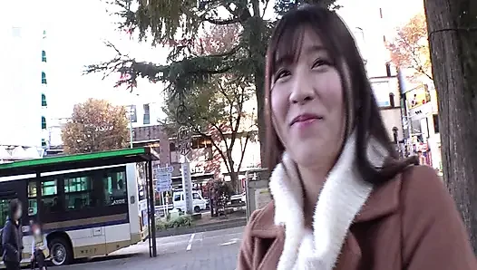 Public plaza kiss addict daha fazlası için yalvarıyor hareket halinde öpüşmeye devam ediyor sonra oral ve ağız bitiyor