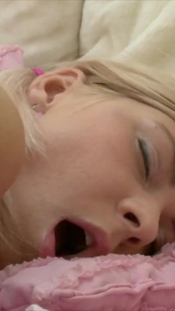 Ключевой момент из "Игры обнаженной киски Кэти Р, хардкорное соло крошки-блондинки!"