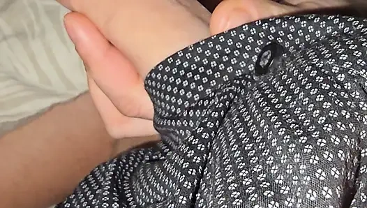 Üvey oğul bunu riske atıyor ve sonunda ve üvey annesine elle muamele için yarak gösteriyor