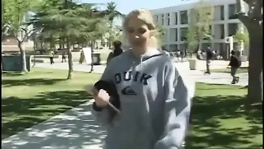 Sarışın üniversiteli kız amını emdiriyor ve yaşlı bir adam tarafından sikiliyor