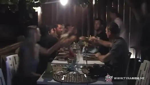 Çıplak plaj filmi çekimi sırasında arabada sarışın mürettebatla çekim