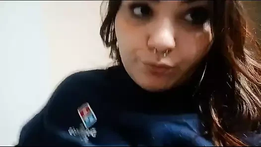 Küçük oyuncağın senin için kendine dokunuyor