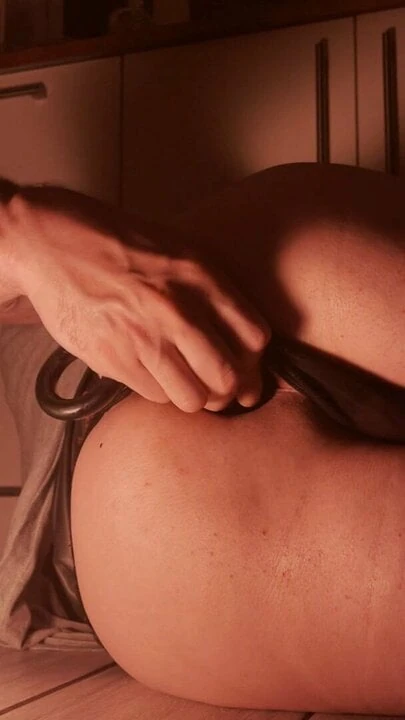 Çoklu derin anal orgazm için büyük anal boncuklar içinde haşhaş