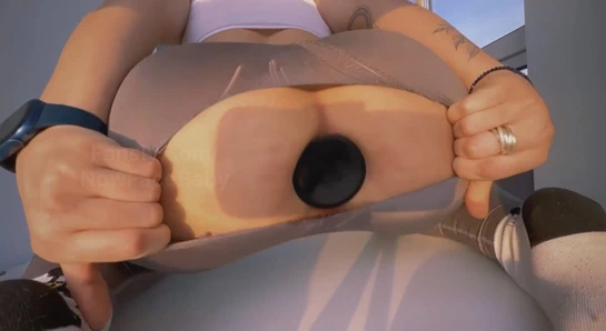 Yoga pantolonlu mükemmel kız dildoyla götünü sikiyor