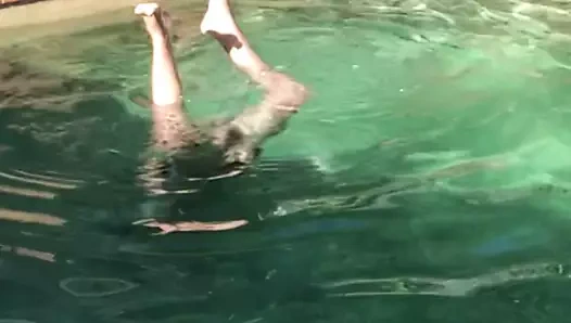 Çocuk çıplak yüzüyor ve eğleniyor