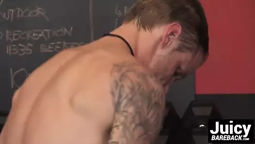 Seksi ve dövmeli shawn kahrolası brendans göt doggystyle