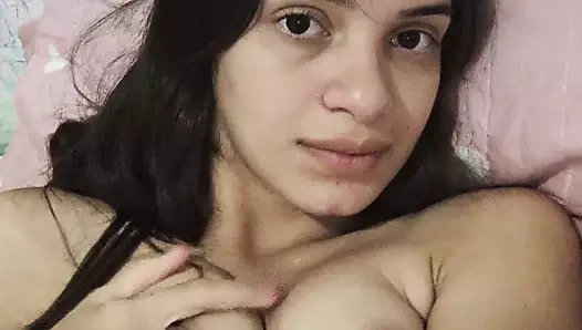 Pembeli kız amıyla oynuyor