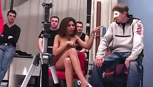 Maskeli adamlar azgın orta yaşlı seksi kadın damlıyor grup seks partisi