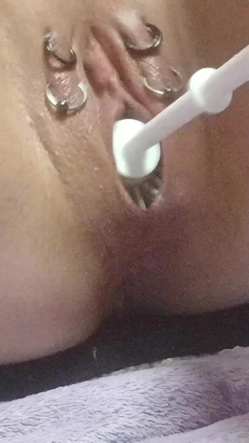 Обязательный для обмена момент от "Sklavins играет с ее пирсинговой киской"