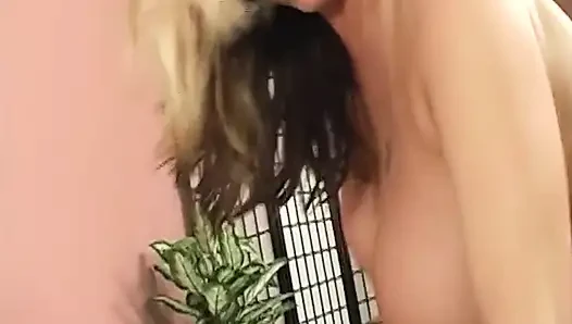 Büyük memeli sarışın orta yaşlı seksi kadın yoğun sikişten sonra döl damlıyor