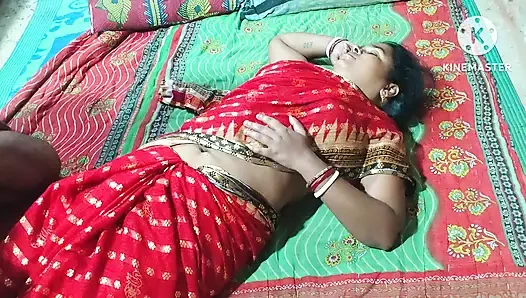 Yaşlı stepbrother soyunuyor ve genç stepbrother'ın karısını sikiyor.