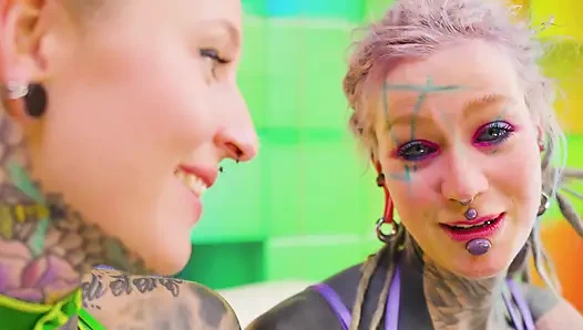 Yaramaz Alman lezbiyenler şaplak atma seansında - dize kıyafet ve vinil gırtlağına kadar takma yarakla azdırıyor