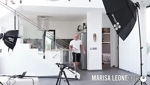 Marisa Leone: erkek arkadaşı beklerken poposundan sikişiyor