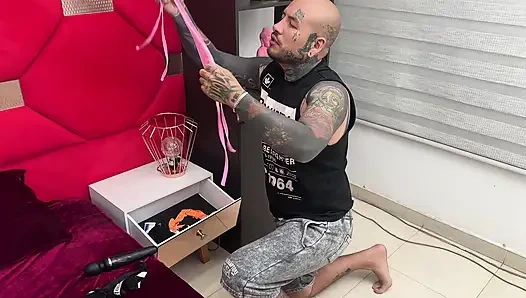 Külotsuz dövmeli oda arkadaşım yanlışlıkla tekrar tekrar yarağımda sekti