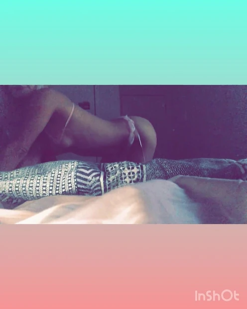 Сексуальная горячая и возбужденная юная стриптизершка