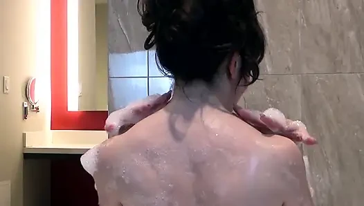 Melody mynx orta yaşlı seksi kadın sudsy tub tatilde solo