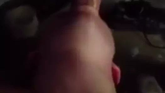 Genç kız boğazlanıyor