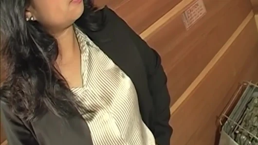Otoriter orta yaşlı seksi kadın vahşi ofiste sikişiyor