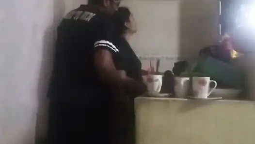 Hizmetçi mutfakta sikiliyor (karım neredeyse bizi buluyor)