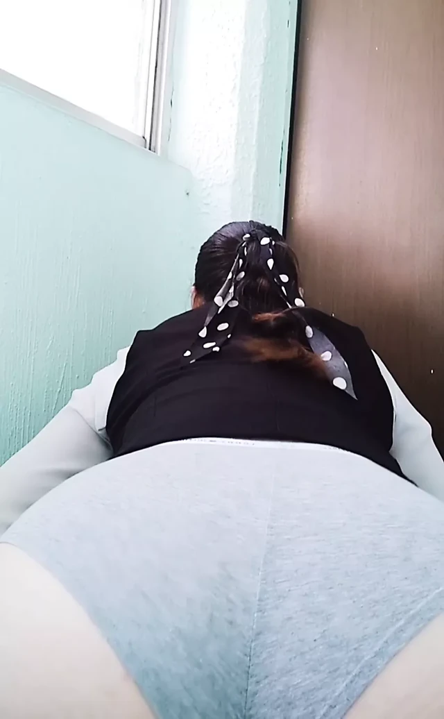 Сексуальная латинская секретарша с большой жопой снимает всю ее одежду в ванной ее офиса