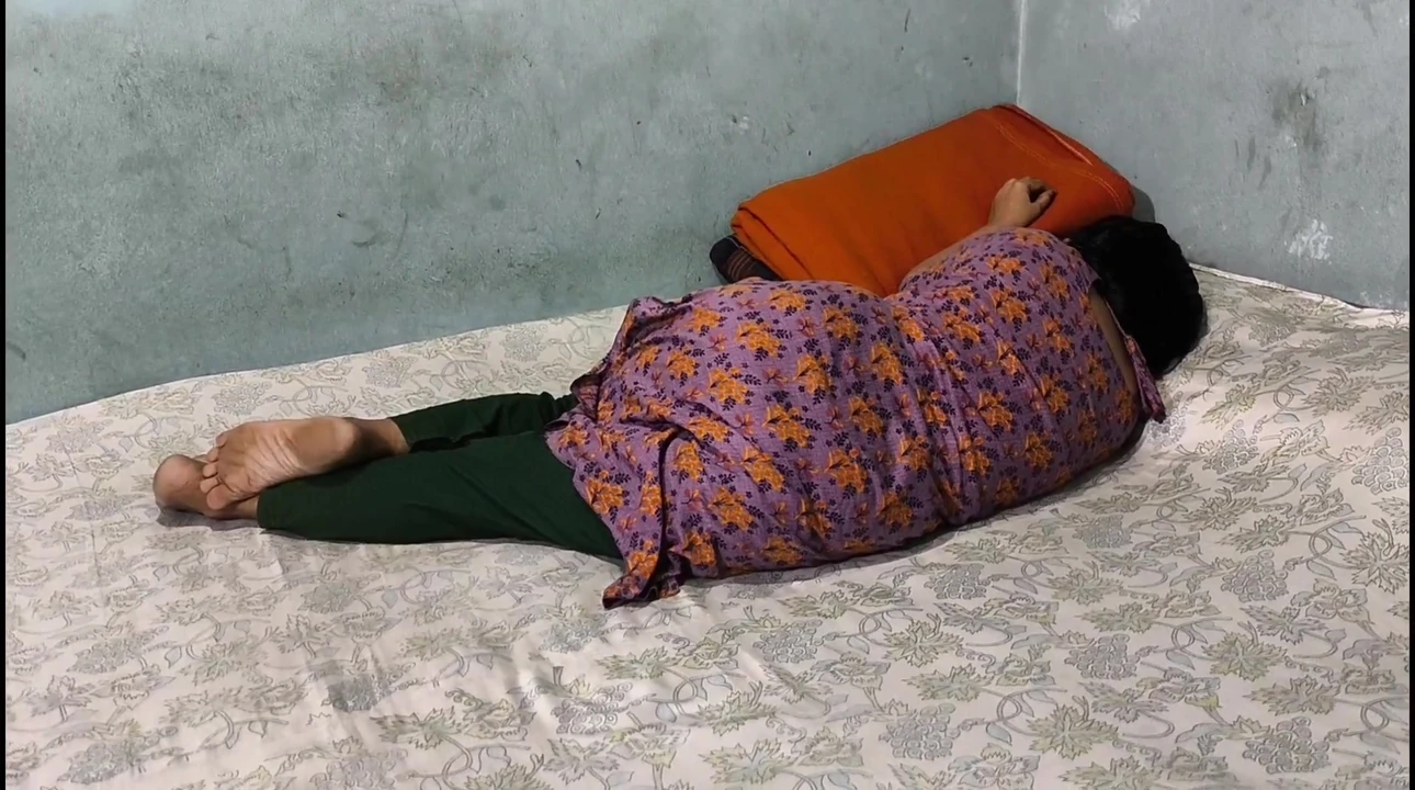 स्टोररूम में गांव की आंटी के साथ पहली बार चुदाई