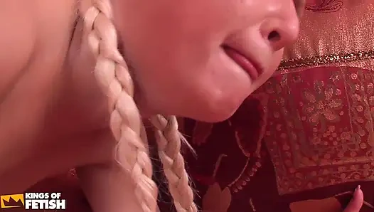 Dövmeli genç kız kanepede bir adam tarafından derinden sikilmeden önce inliyor ve mastürbasyon yapıyor