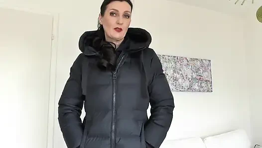 Koyu mavi aşağı ceket üzerinde fermuar testi, Lady Victoria Valente