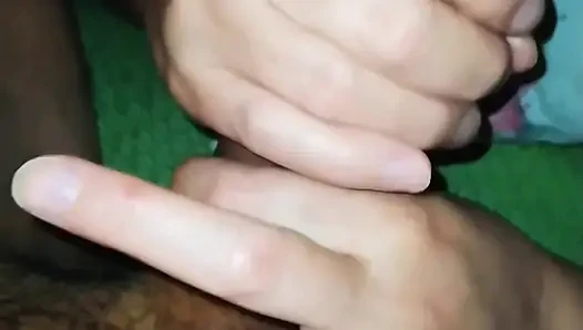 Teyze onu çıplak gördü ve üvey sevgilisinin yarağıyla ilgilenmek istedi.