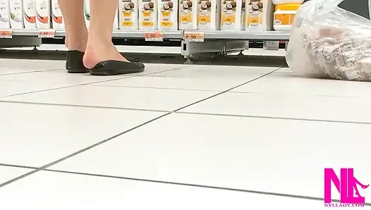 Conad mağazasında siyah dairelerde ayakla oynama ve yüzme
