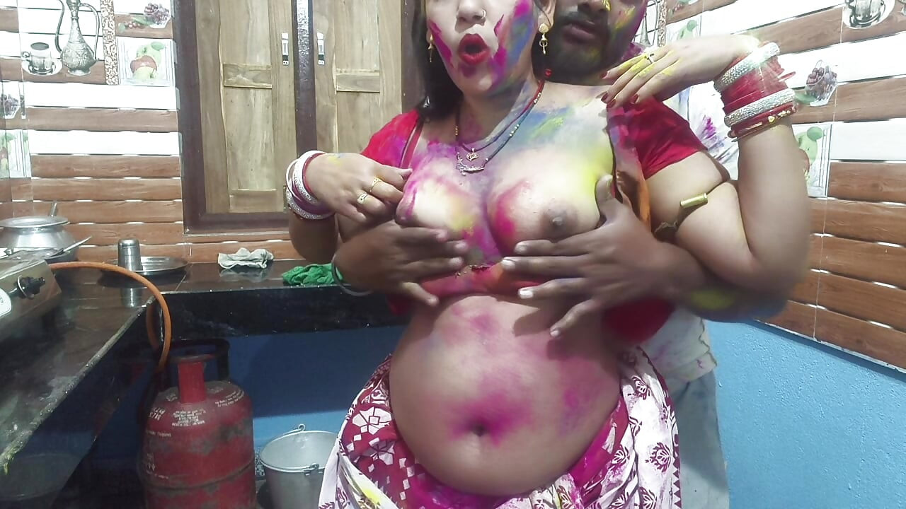 Güzel Bengalli yenge komşularıyla özel holi'nin tadını çıkarıyor Hintçe çok renk uygulanıyor