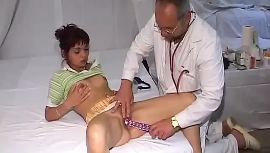 Olgun kızıl saçlı orta yaşlı seksi kadın doktorun büyük dildosuyla esnetiliyor