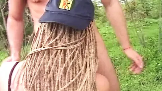Olgun sarışın orta yaşlı seksi kadın açık havada sert sikişte genişliyor