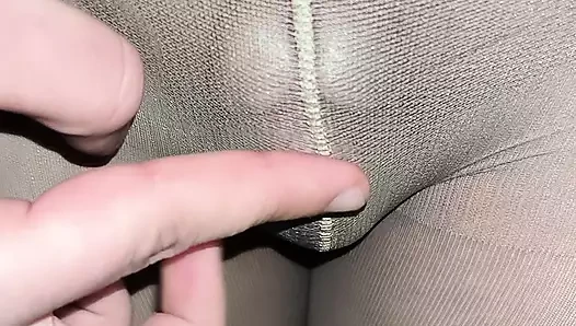 Bir arkadaşımdan seksi çıplak külotlu çorap aldım ve bir partide sululuğuma hayran kaldım