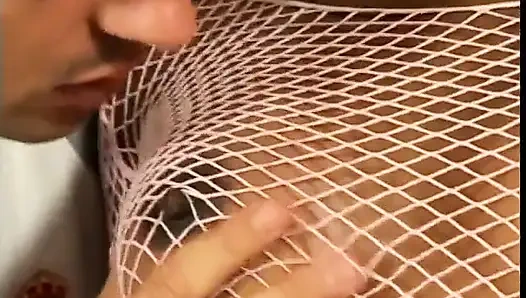 Siyah c-cup ateşli kız iki beyaz adam tarafından çifte sikiliyor