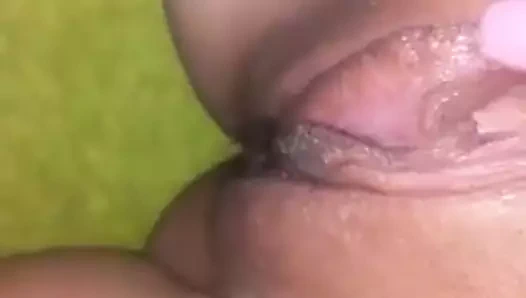 Genç komşu onu kedi ile oynuyor