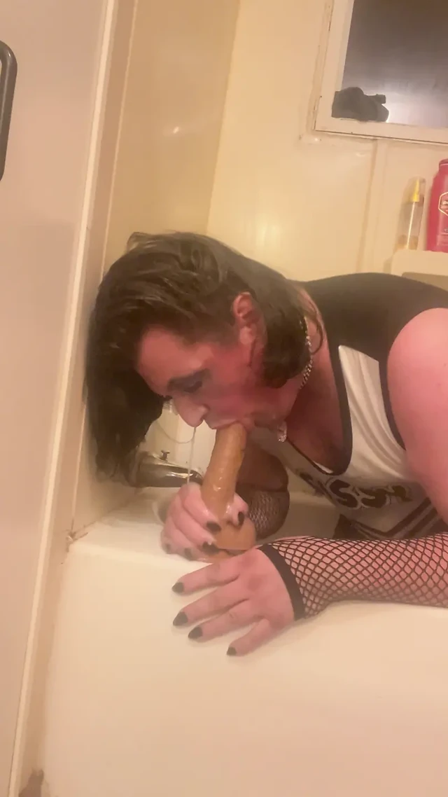 Trisha Trash CD Büyük Dildo Taşaklarını Gırtlağına Kadar Alıyor - Islak Öğürüyor, Sırılsıklam Gırtlağına Kadar Alıyor